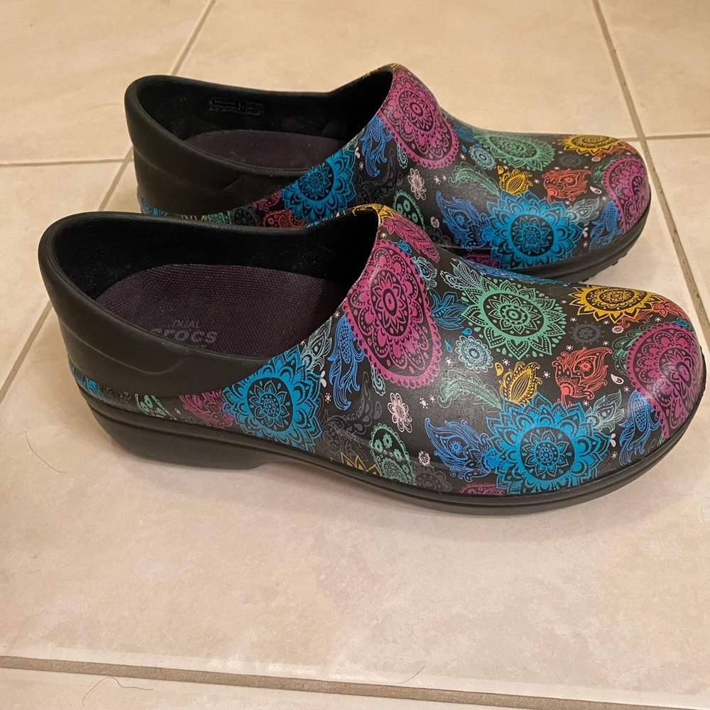 Crocs WOMEN’S NERIA PRO II CLOGS Mandala Paisley Rainbow Nursing Hospitality